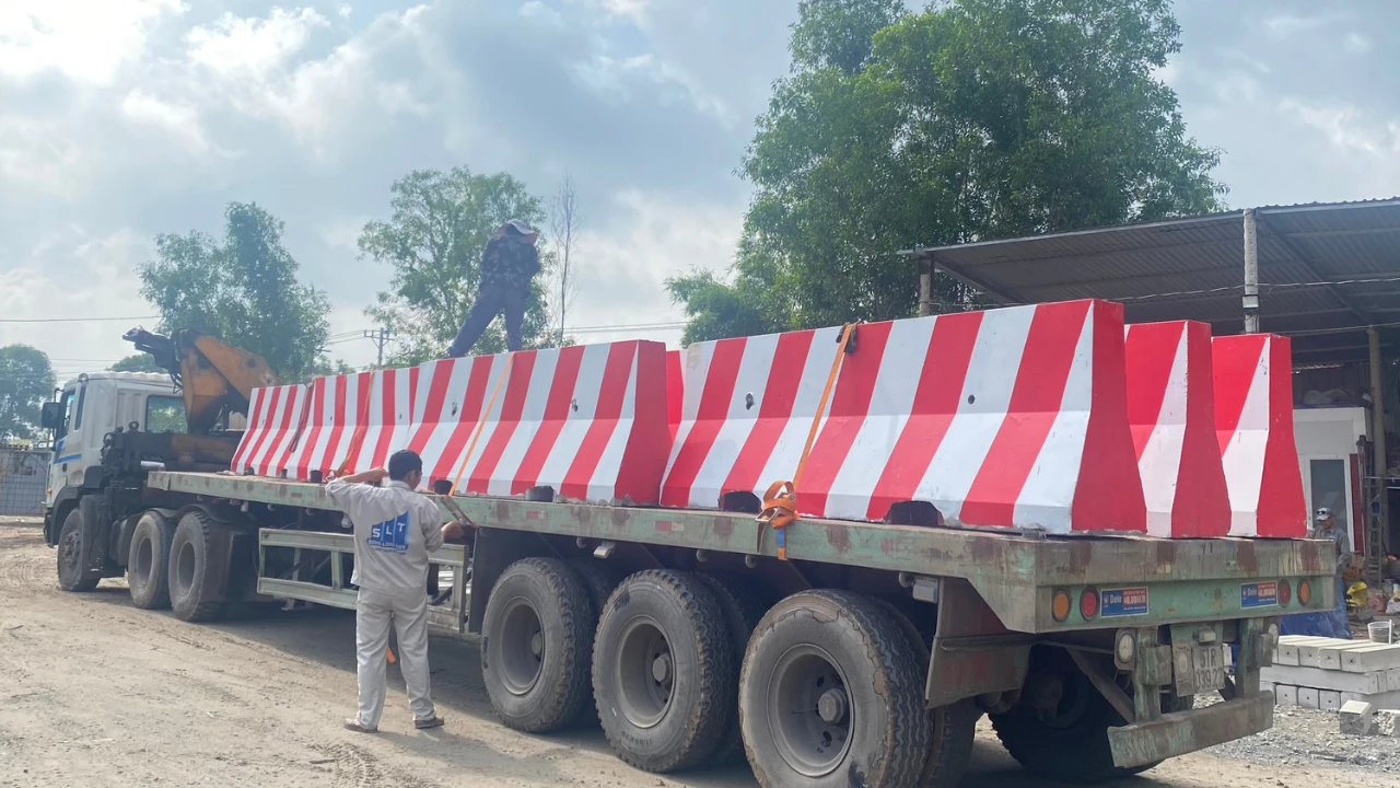 Khâu vẫn chuyển dải phân cách bê tông Khâu vẫn chuyển dải phân cách bê tông
