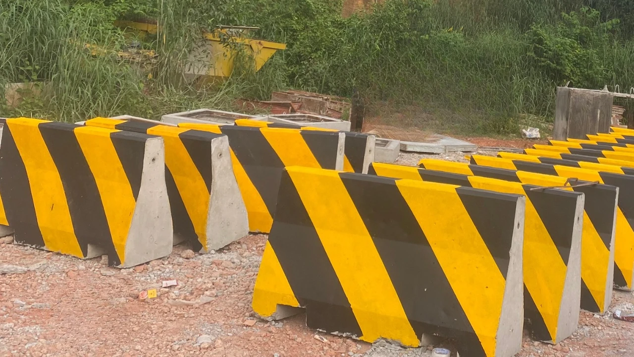 Lắp đặt sản phẩm dải phân cách bê tông