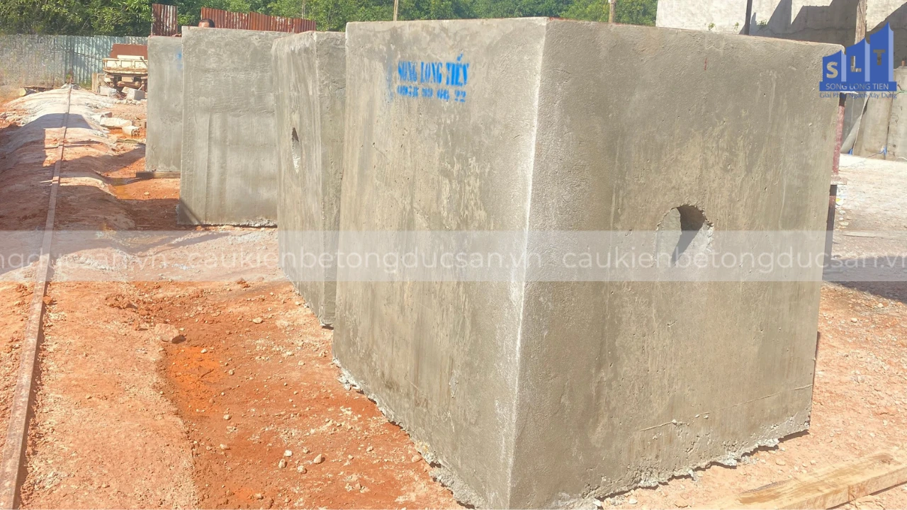 Hố ga bê tông phổ biến kích thước lớn có thang. Hố ga bê tông phổ biến kích thước lớn có thang.